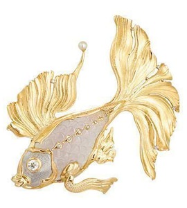 Брошь «Рыбка» из желтого золота с жемчугом, агатом и бриллиантами 61505