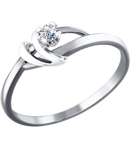 Помолвочное кольцо из белого золота c бриллиантом и декором в форме галочки 1010627