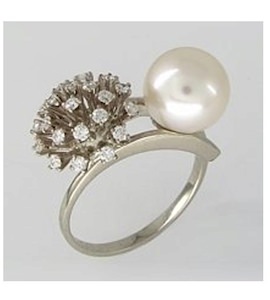 Кольцо из белого золота с бриллиантами и жемчугом 8010020