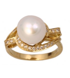 Золотое кольцо с жемчугом культивированным и бриллиантами
